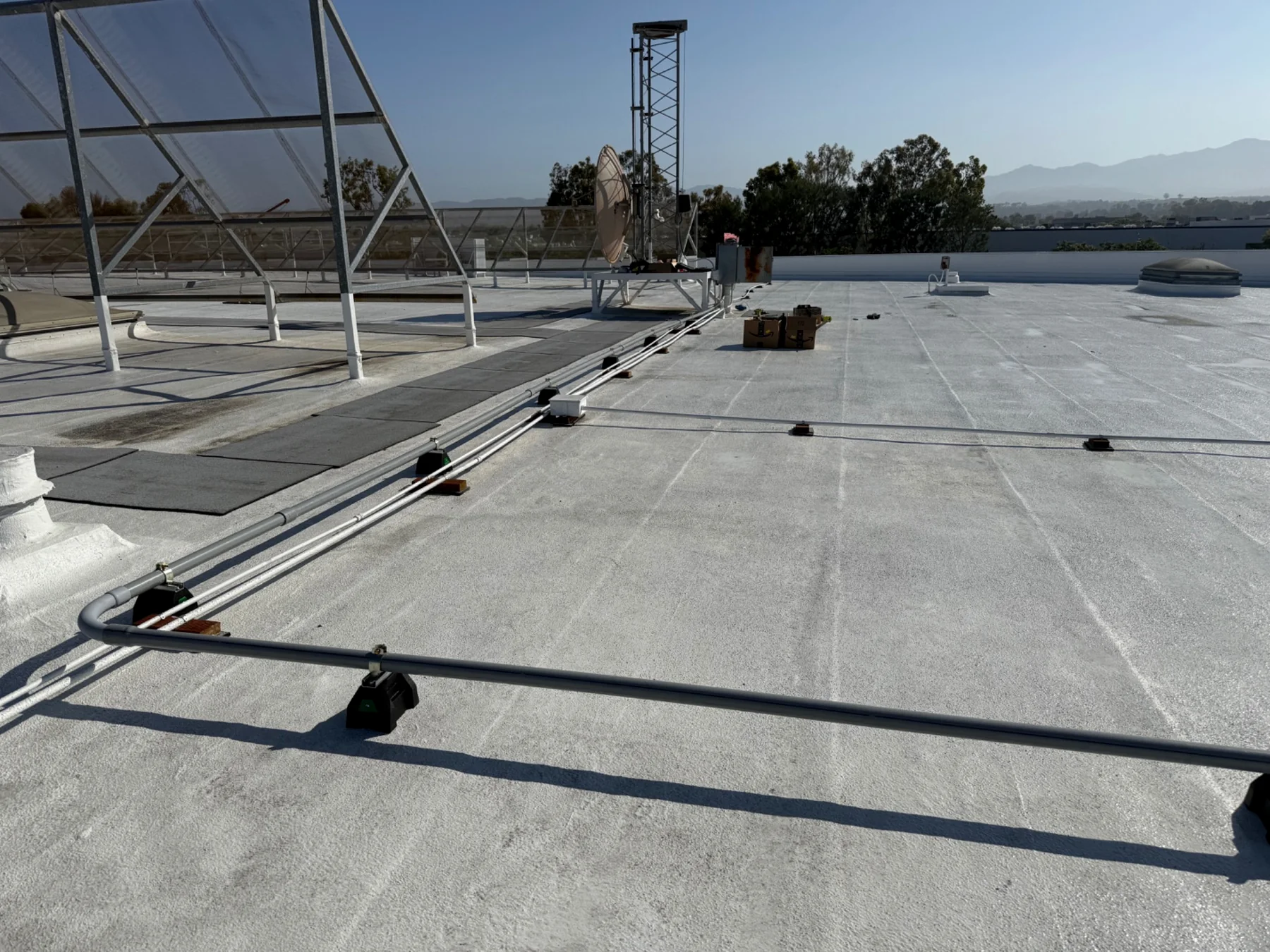Rooftop conduit installation supporting CableLAN building-to-building wireless antennas